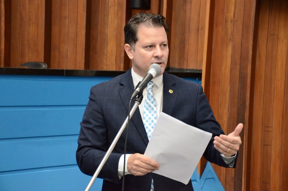 Deputado reforça pedido para que Escola Nelson de Araújo continue sob a gestão do Estado Deputado Renato Câmara apresentou indicação cobrando que o governo do Estado reconsidere a proposta de municipalização da Escola Rotary Doutor Nelson de Araújo, em Dourados. Divulgação