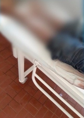 Corpos de pacientes ficam em corredor por falta de necrotério em hospital de Amambai