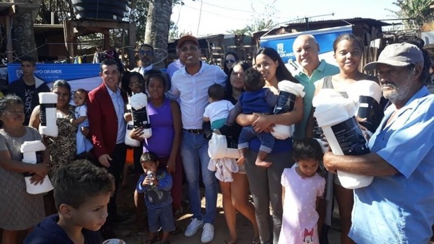 Comunidade do Mandela recebe cobertores para passar o frio Comunidade do Mandela recebe cobertores para passar o frio