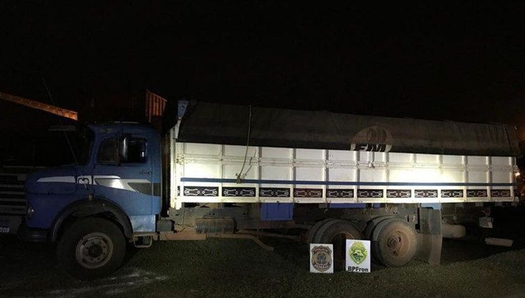PF apreende grande quantidade de cigarros contrabandeados no Paraná No interior das duas carretas, foram encontradas 2.300 caixas de cigarros - Divulgação Polícia Federal