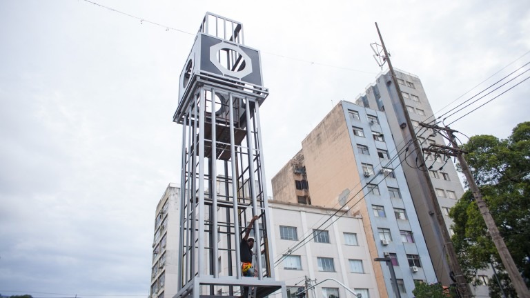 Prefeitura inicia instalação de relógio em monumento da 14 de Julho Diogo Gonçalves