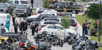 Rod Aydelotte/Waco Tribune Herald via AP
Policiais investigam o local de um tiroteio em estacionamento em Waco (Texas)