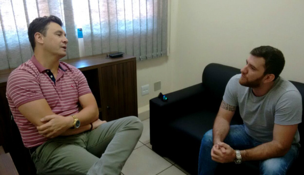 Espaço para ouvir os jovens é pauta de encontro entre Salineiro e subsecretário da juventude