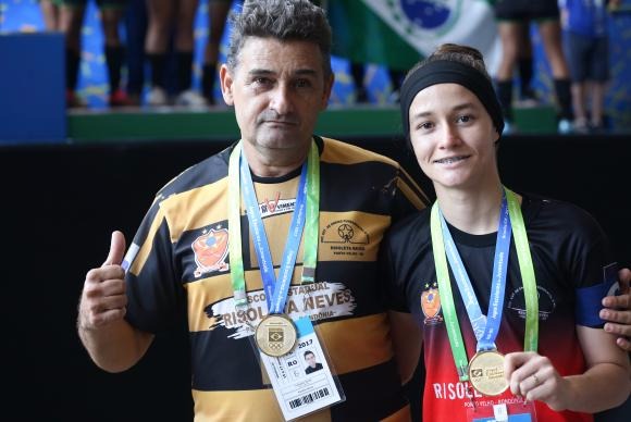 Jogos Escolares da Juventude reúnem 4 mil atletas de todo o país O técnico Celestino Souza e a atleta Geisiane Fiorotti, do futsal de Porto Velho, durante a entrega de medalhas dos Jogos Escolares da Juventude Brasília 2017 Valter Campanato/Agência Brasil