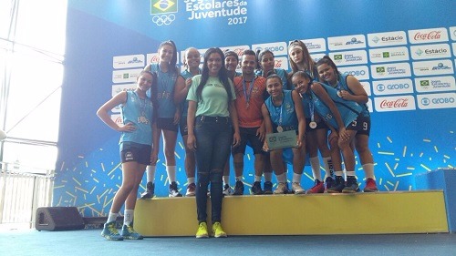 Equipes do Estado faturam prata e bronze nos Jogos Escolares da Juventude Atletas do basquete feminino de Mato Grosso do Sul no pódio da competição nacional - Foto: Divulgação