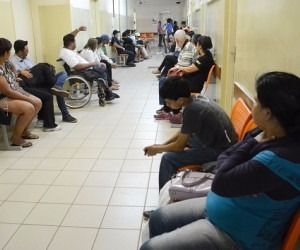 Fila de espera em unidade de saúde no bairro Tiradentes - Gerson Oliveira