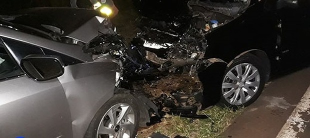 Duas pessoas morrem em colisão frontal entre carros em rodovia