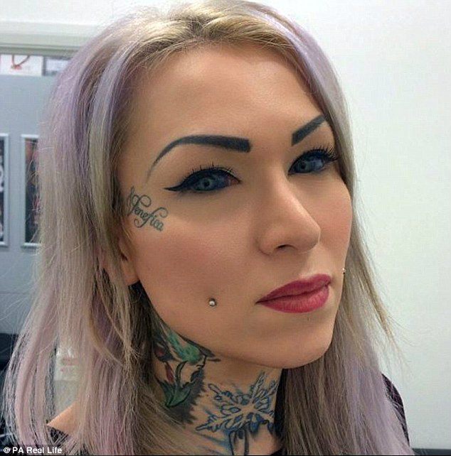 Mulher injeta tinta no globo ocular e corre o risco futuro de ficar cega Mulher injeta tinta no globo ocular e corre o risco futuro de ficar cega