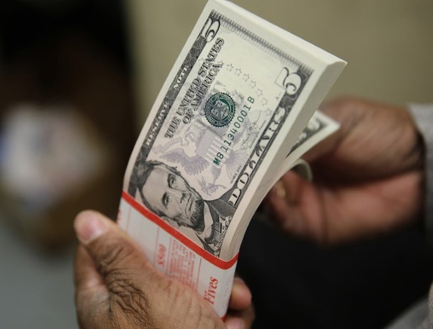 Dólar abre em alta nesta quinta, negociado acima de R$ 3,90 (Gary Cameron/Reuters)