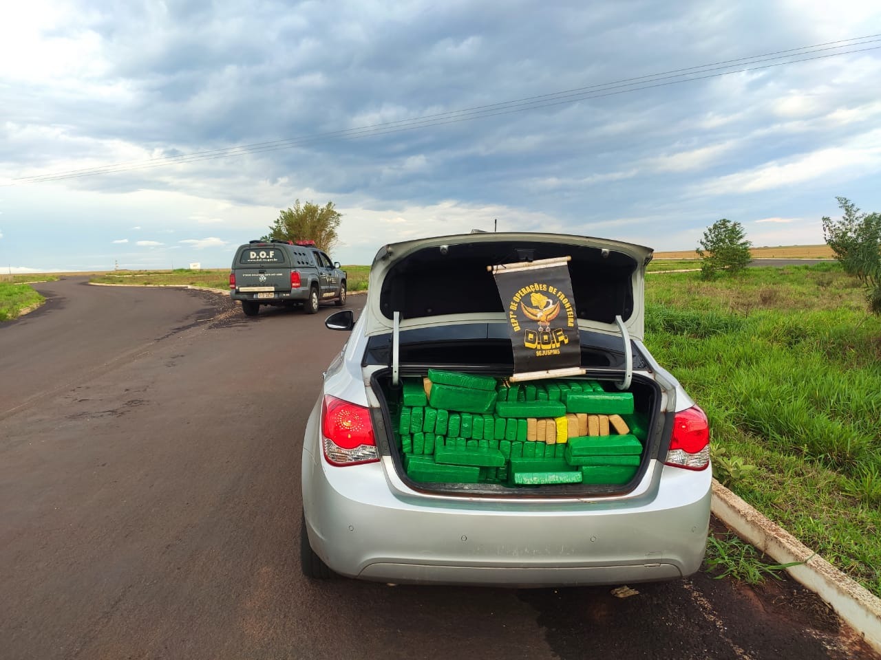 Polícia apreende 890 quilos de maconha e recupera carro roubado Divulgação/DOF