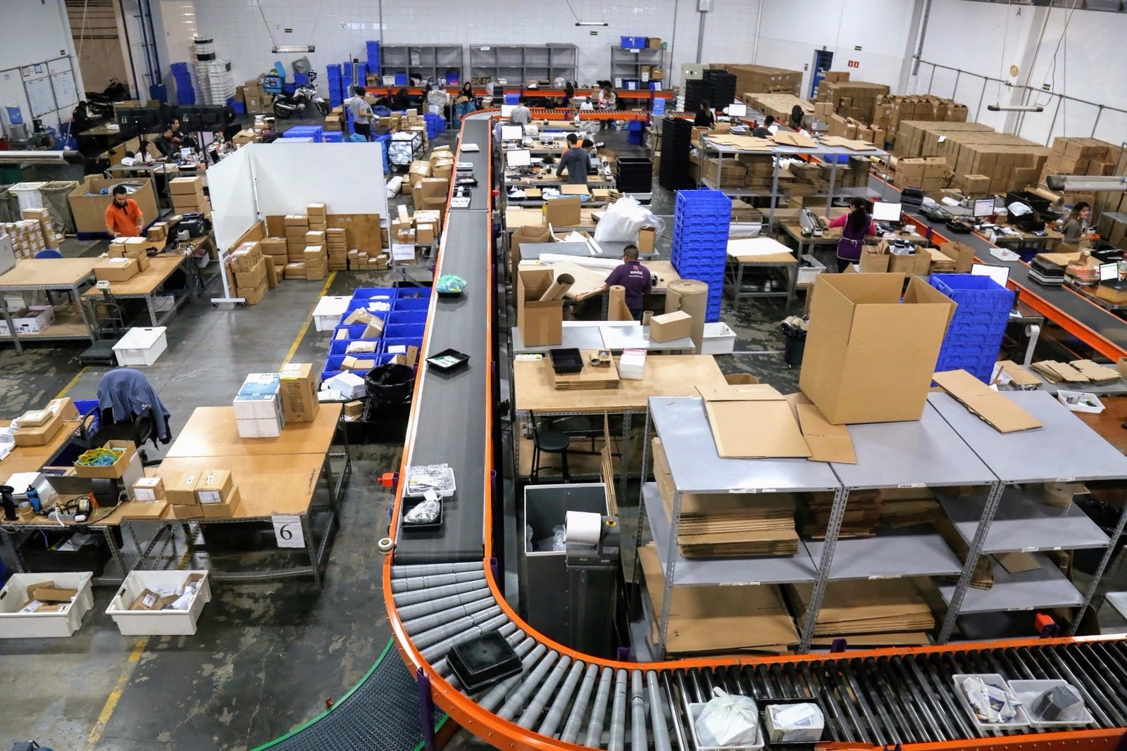 Fim do e-Sedex pode elevar preço do frete e afetar vendas de pequenas lojas virtuais Setor de empacotamento de empresa especializada em entregas de lojas virtuais (Foto: Divulgação)