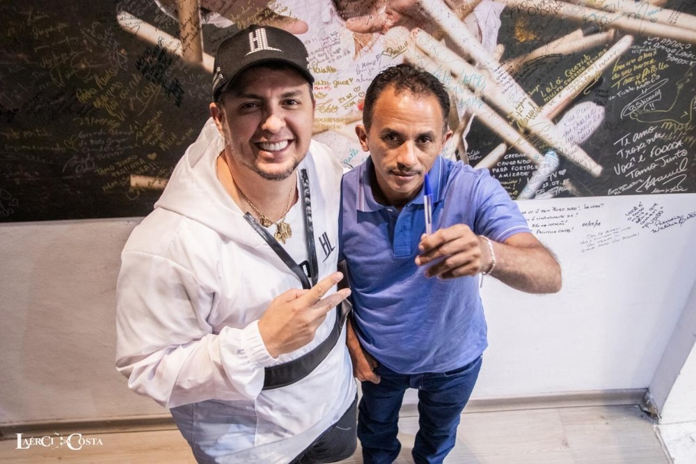 Laércio da Costa com Manoel Gomes em seu estúdio em São Paulo: 