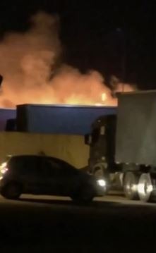 Bombeiros combatem incêndio em pátio do Atacadão Reprodução