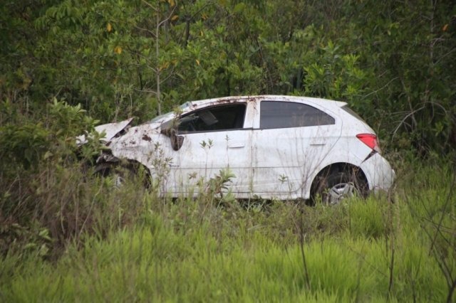 Casal fica ferido após capotar veículo no Anel Viário de Campo Grande Foto: Marcos Ermínio