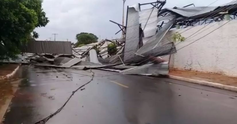 Quadra destelhada em Bataguassu (MS) por causa da chuva e ventos fortes (Foto: Reprodução/TV Morena)