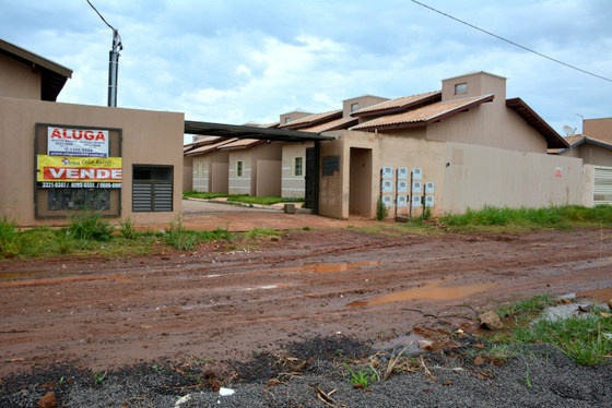 Crise afeta mercado de pequenas construções, que deve cair 30% este ano Residencial no bairro Nova Campo Grande é exemplo de pequena construção em rua de terra e que terá novas regras do Governo - Foto: Paulo Ribas / Correio do Estado