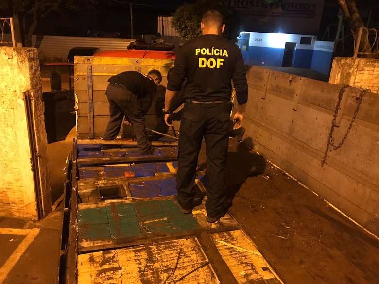 Caminhão com quase uma tonelada de maconha foi apreendido em Amambai Caminhão com quase uma tonelada de maconha foi apreendido em Amambai