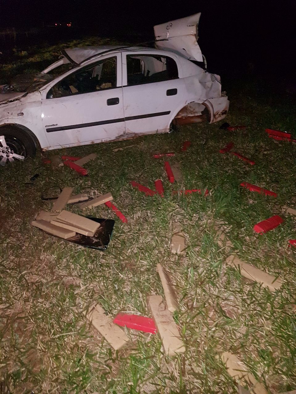 Traficante tenta fugir de fiscalização e capota veículo com maconha PRE/Divulgação