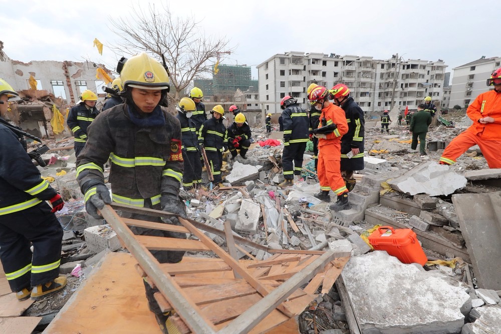 Bombeiro trabalha no resgaste de sobreviventes após explosão em fábrica na China (Foto: REUTERS/Stringer)