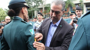 Governador entregou as divisas aos novos sargentos Betânia Silva, Rafael Pereira e Jefferson da Silva -os três primeiros colocados.