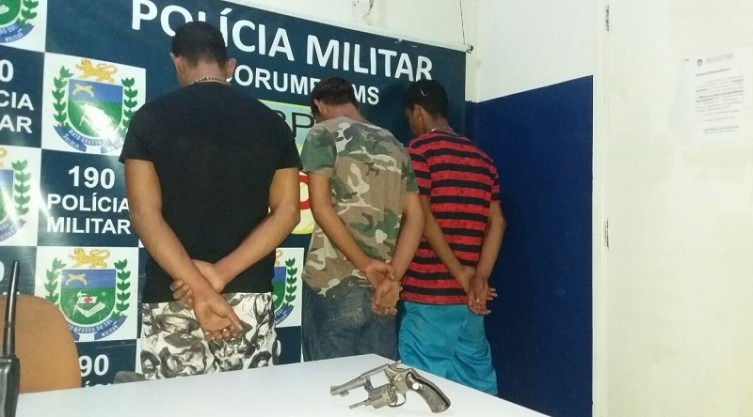Três são presos pela morte de rapaz de 19 anos Trio foi preso junto com o revólver utilizado no crime. Divulgação/PM