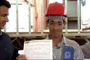 Mario Ferreira exibe o contrato e a carteira de trabalho assinada
Reprodução/TV Record