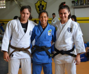 Judocas de Mato Grosso do Sul trocam férias por sonho olímpico em Tóquio Gabriela, Layana e Ana Paula durante treinamento ontem - Paulo Ribas / Correio do Estado