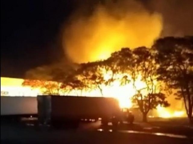Bombeiros combatem incêndio em pátio do Atacadão Bombeiros combatem incêndio em pátio do Atacadão