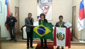 Pedro Henrique Sacramento de Oliveira recebe a medalha de ouro na Olimpíada de Matemática do Cone SulDivulgação/OBM