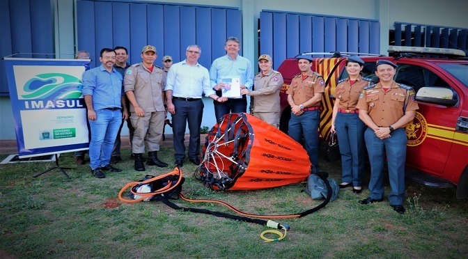 Imasul repassa aos bombeiros equipamento para combate aéreo de incêndios florestais