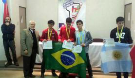 André Yuji Hisatsuga, Guilherme Goulart Kowalczuk e Vitor Carneiro Porto receberam medalhas de prata na Olimpíada de Matemática do Cone SulDivulgação/OBM