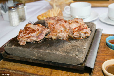 Restaurante nigeriano é fechado após polícia invadir local e descobrir que estabelecimento servia carne humana aos clientes