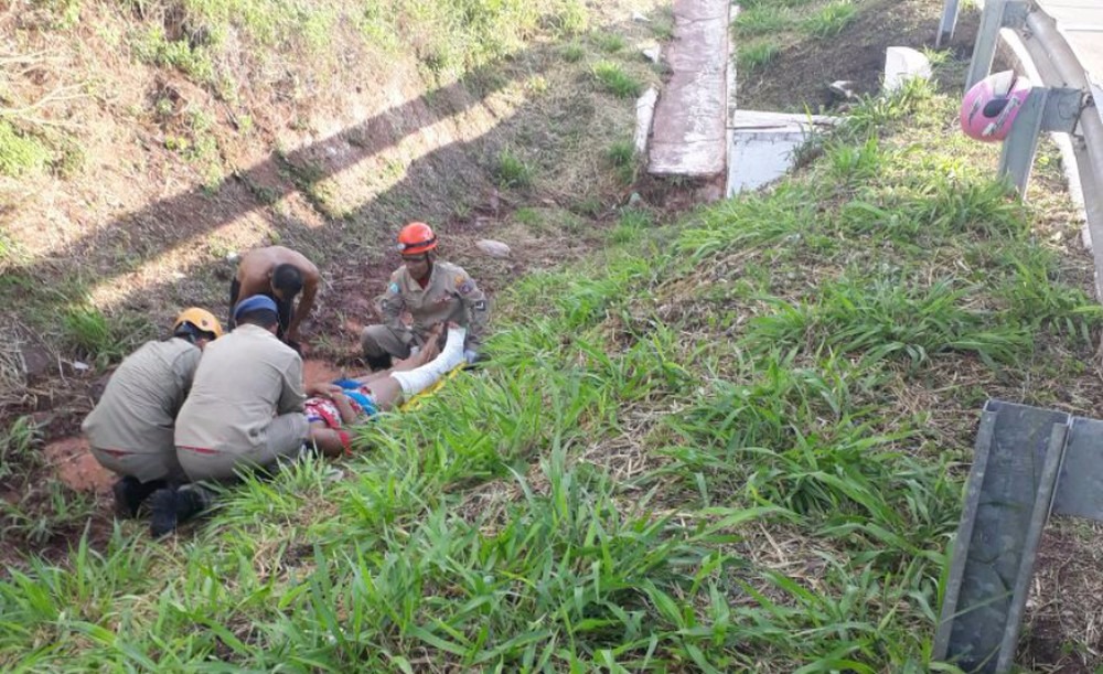 Casal cai de moto e vai parar em valeta de escoamento de água Corpo de Bombeiros de Corumbá (MS) socorre mulher que caiu de moto em acidente na tarde deste sábado (26), na rodovia Ramão Gomes (Foto: Corpo de Bombeiros/Divulgação)