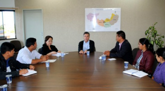 Com coordenadoria Murilo promove avanços na educação indígena Murilo reunido com a secretária de Educação, Marinisa Mizoguchi, vereador Aguilera de Souza e representantes da Coordenadoria de Assuntos Indígenas da prefeitura para discutir a educação indígena – Divulgação