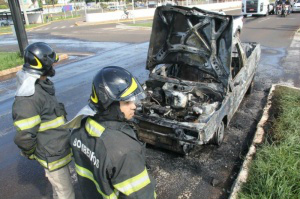 Carro de marceneiro explode e é destruído pelas chamas em avenida O veículo foi destruído pelas chamas (Foto: Marcos Ermínio)