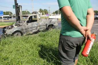 Carro de marceneiro explode e é destruído pelas chamas em avenida O marceneiro conseguiu sair e pegar o extintor, mas o carro acabou explodindo (Foto: Marcos Ermínio)