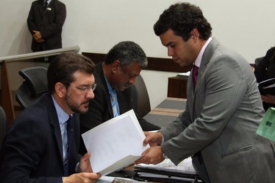 Deputado Beto Pereira mostra sua proposta a Pedro Kemp
