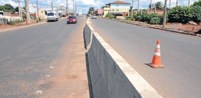 Obra em avenida está nos “retoques finais” e divisória de concreto foi instalada - Foto: Gerson Oliveira / Correio do Estado