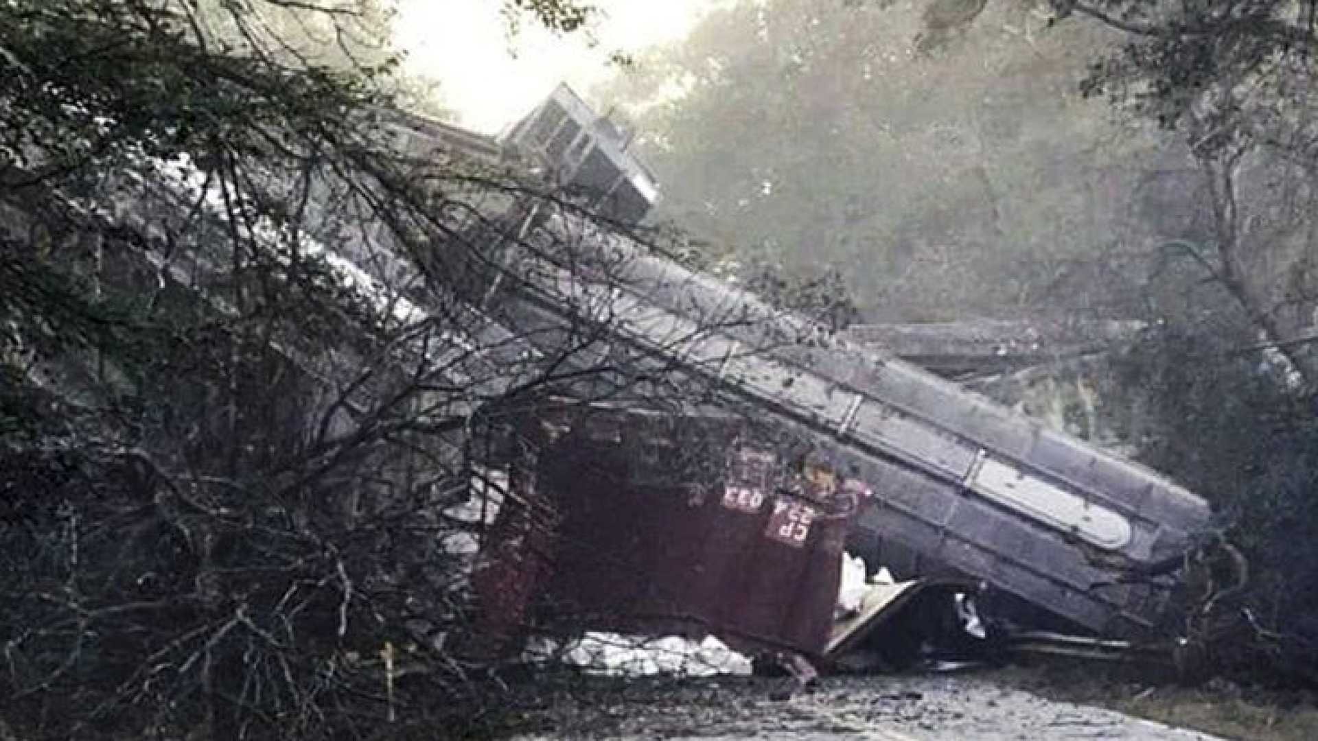 Cidade dos EUA é evacuada após descarrilamento de trem Cidade dos EUA é evacuada após descarrilamento de trem