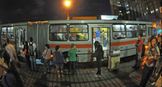 Agência vai incluir relatório de situação de ônibus para definir nova tarifa Passageiros em ponto de ônibus no Centro de Campo Grande - Foto: Paulo Ribas/Correio do Estado