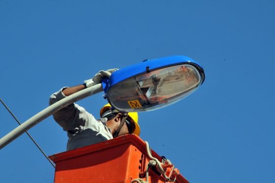 Instalação de lâmpada de LED - Foto: Arquivo/Correio do Estado