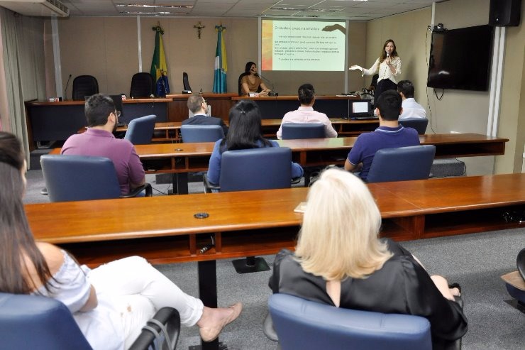 No "sextou" da AL, deputados abordam relevância do autocuidado psicológico com servidores Saúde psicológica foi tema do Projeto Sextou na ALEMS, coordenado pela Escola do Legislativo. Foto: Luciana Nassar