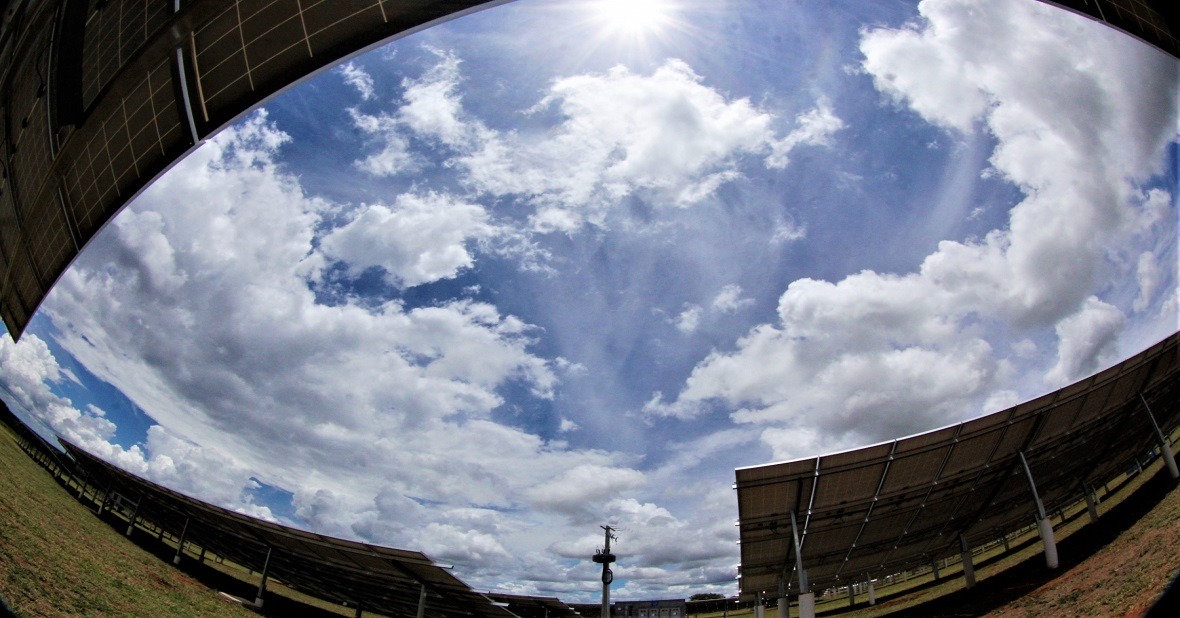 Terça-feira será de tempo nublado e muito calor