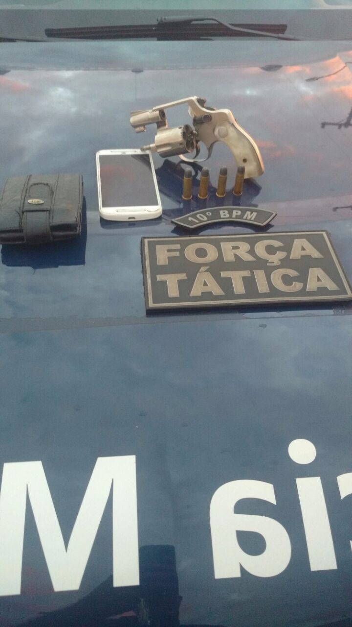 Arma apreendida com autores.