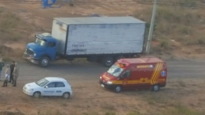 Bandidos roubam e empurram vítima de caminhão em movimento; os autores foram presos