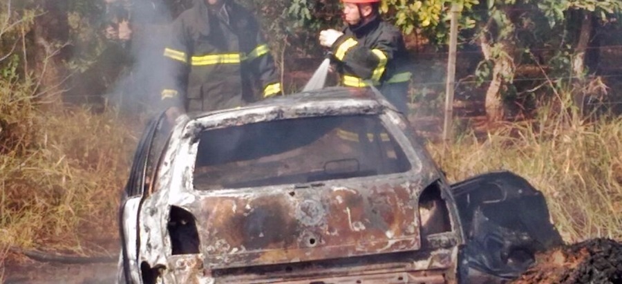 Veículo colidiu em árvores e depois pegou fogo-Foto: Sidrolândia News