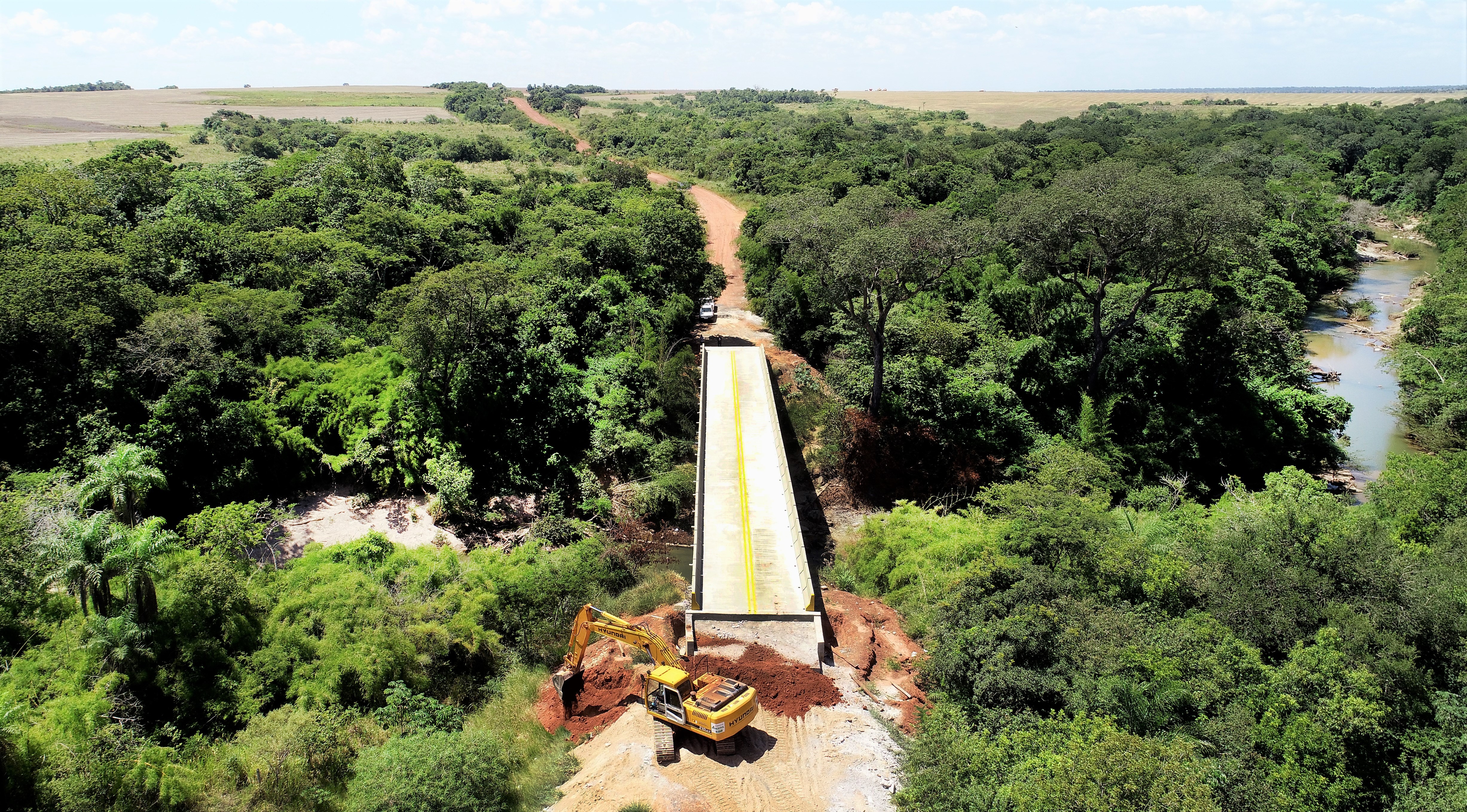 Ponte de concreto sobre o Córrego Vacadiga na MS-472: entroncamento com a Rota Bioceânica. Saul Schramm