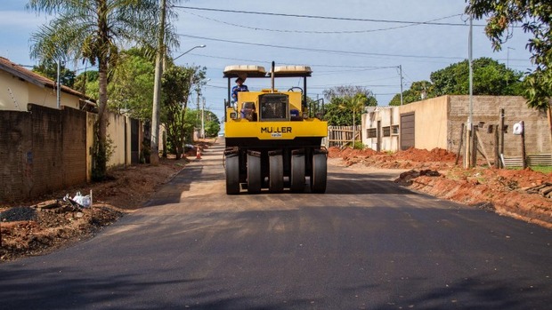 Prefeitura conclui asfalto no Jardim anache e inicia pavimentação no José Tavares