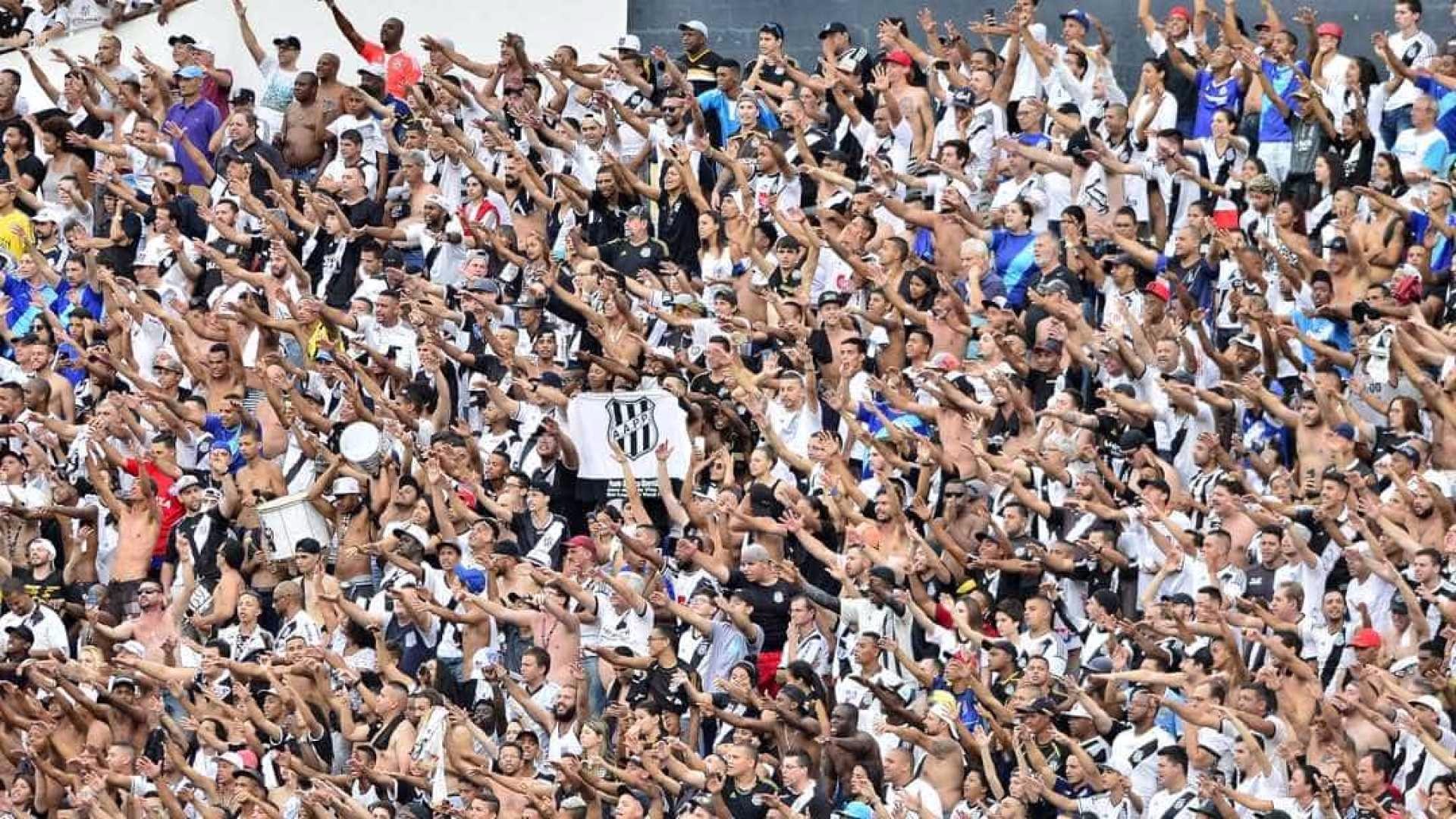 Torcida da Ponte invade gramado após rebaixamento