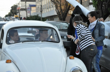 Jovens abordam motoristas e oferecem balas em troca de cigarros. (Foto:Divulgação)